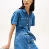 Gürtel-Shirtkleid aus mittelgewaschenem Denim Gürtel-Shirtkleid aus mittelgewaschenem Denim