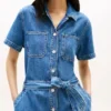 Gürtel-Shirtkleid aus mittelgewaschenem Denim Gürtel-Shirtkleid aus mittelgewaschenem Denim