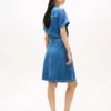 Gürtel-Shirtkleid aus mittelgewaschenem Denim Gürtel-Shirtkleid aus mittelgewaschenem Denim