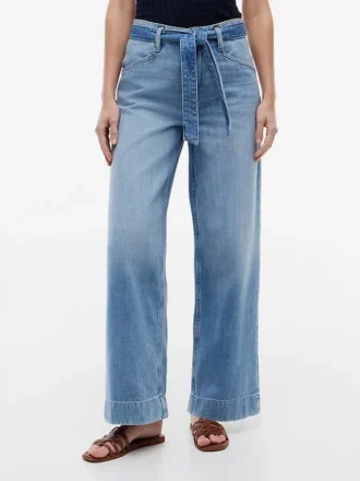 Hoch taillierte Jeans mit weitem Bein und Gürtel