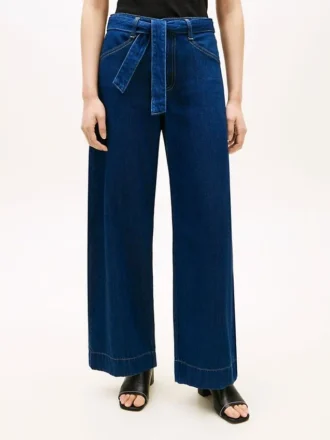 Hoch taillierte Jeans mit weitem Bein und Gürtel