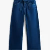 Hoch taillierte Jeans mit weitem Bein und Gürtel Hoch taillierte Jeans mit weitem Bein und Gürtel