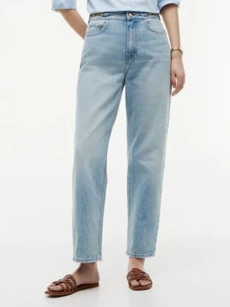 Hoch taillierte, konisch zulaufende Jeans