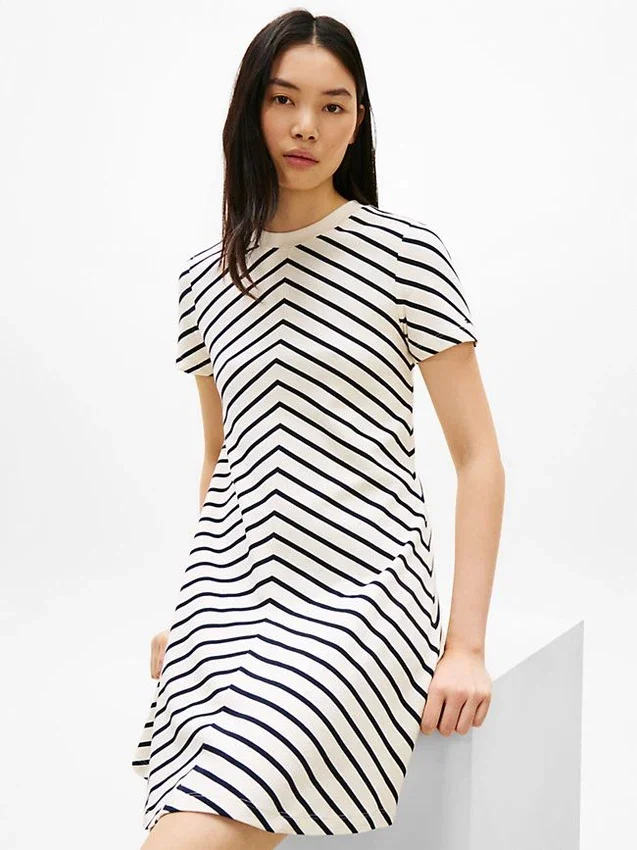 Interlock-Kleid mit Chevron-Streifen Interlock-Kleid mit Chevron-Streifen