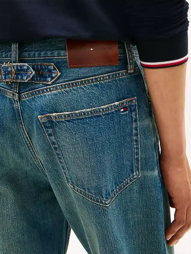 Jeans mit Schnallenverschluss Jeans mit Schnallenverschluss