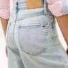 Jeans mit unversäubertem Saum, hoher Taille und weitem Bein Jeans mit unversäubertem Saum, hoher Taille und weitem Bein