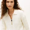 Kabelgestrickte Strickjacke mit Reißverschluss in Boxy-Passform Kabelgestrickte Strickjacke mit Reißverschluss in Boxy-Passform