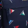 Kinderrucksack mit durchgehendem Segelflaggenmuster Kinderrucksack mit durchgehendem Segelflaggenmuster