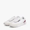 Klassischer Laufsneaker aus Wildleder Klassischer Laufsneaker aus Wildleder