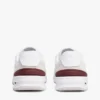 Klassischer Laufsneaker aus Wildleder Klassischer Laufsneaker aus Wildleder