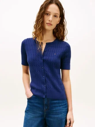 Kurzärmelige Strickjacke mit Zopfmuster