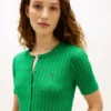 Kurzärmelige Strickjacke mit Zopfmuster Kurzärmelige Strickjacke mit Zopfmuster