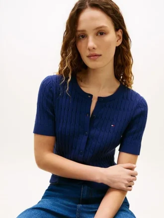 Kurzärmelige Strickjacke mit Zopfmuster
