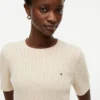 Kurzärmeliger Pullover mit Zopfmuster Kurzärmeliger Pullover mit Zopfmuster