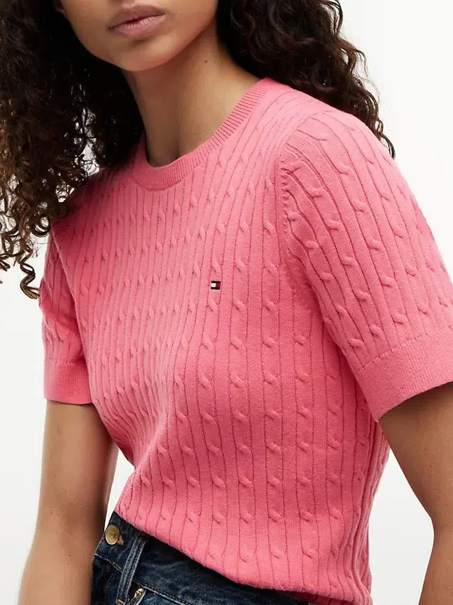 Kurzärmeliger Pullover mit Zopfmuster Kurzärmeliger Pullover mit Zopfmuster