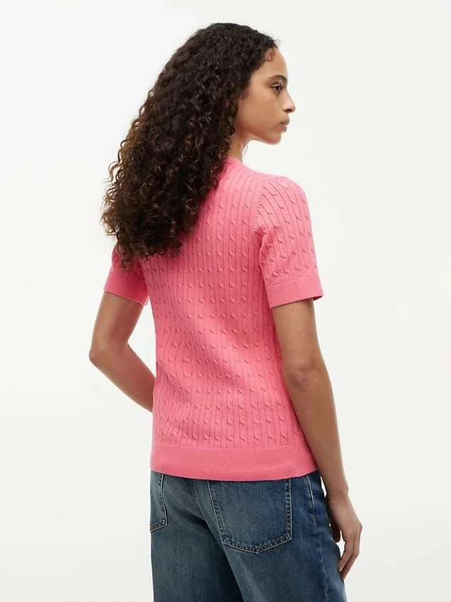 Kurzärmeliger Pullover mit Zopfmuster Kurzärmeliger Pullover mit Zopfmuster
