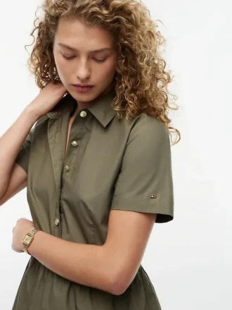 Kurzärmeliges Kleid mit goldenen Knöpfen