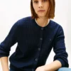 Leichte Strickjacke mit Zopfmuster Leichte Strickjacke mit Zopfmuster