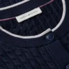 Leichte Strickjacke mit Zopfmuster Leichte Strickjacke mit Zopfmuster