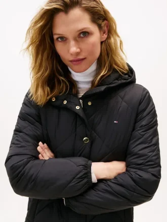 Leichte, wattierte Steppjacke mit Kapuze Leichte, wattierte Steppjacke mit Kapuze