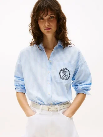 Locker sitzendes, gestreiftes Shirt mit Wappenlogo