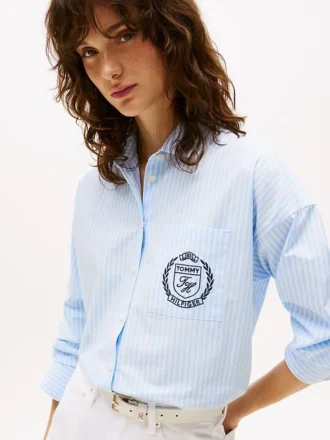 Locker sitzendes, gestreiftes Shirt mit Wappenlogo