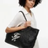 Maxi-Tasche aus Raffia mit Schriftzug-Monogramm Maxi-Tasche aus Raffia mit Schriftzug-Monogramm