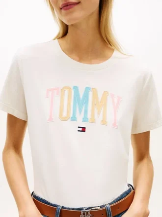 Mehrfarbiges T-Shirt mit Tommy-Logo im College-Stil