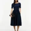 Midi-Kleid aus verschiedenen Materialien mit halben Ärmeln Midi-Kleid aus verschiedenen Materialien mit halben Ärmeln