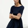 Midi-Kleid aus verschiedenen Materialien mit halben Ärmeln Midi-Kleid aus verschiedenen Materialien mit halben Ärmeln