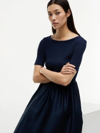 Midi-Kleid aus verschiedenen Materialien mit halben Ärmeln