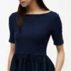 Midi-Kleid aus verschiedenen Materialien mit halben Ärmeln Midi-Kleid aus verschiedenen Materialien mit halben Ärmeln