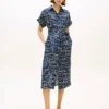 Midi-Shirtkleid aus Leinen mit Gürtel und Flaggenprint Midi-Shirtkleid aus Leinen mit Gürtel und Flaggenprint