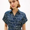 Midi-Shirtkleid aus Leinen mit Gürtel und Flaggenprint Midi-Shirtkleid aus Leinen mit Gürtel und Flaggenprint