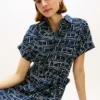 Midi-Shirtkleid aus Leinen mit Gürtel und Flaggenprint Midi-Shirtkleid aus Leinen mit Gürtel und Flaggenprint