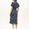 Midi-Shirtkleid aus Leinen mit Gürtel und Flaggenprint Midi-Shirtkleid aus Leinen mit Gürtel und Flaggenprint