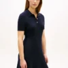 Mini-Polo-Kleid aus Rippstrick mit goldenen Knöpfen Mini-Polo-Kleid aus Rippstrick mit goldenen Knöpfen