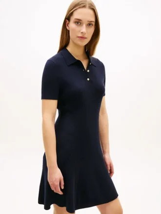 Mini-Polo-Kleid aus Rippstrick mit goldenen Knöpfen