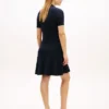 Mini-Polo-Kleid aus Rippstrick mit goldenen Knöpfen Mini-Polo-Kleid aus Rippstrick mit goldenen Knöpfen