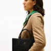 Mini-Tragetasche aus Nylon mit Monogramm-Ziernähten Mini-Tragetasche aus Nylon mit Monogramm-Ziernähten