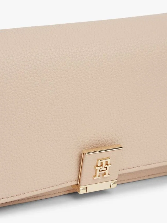 Monogram Clasp Chain Strap Crossbody Bag Monogram Clasp Chain Strap Crossbody Bag