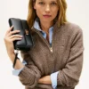 Monogramm-Verschluss, Clutch mit genarbter Klappe Monogramm-Verschluss, Clutch mit genarbter Klappe