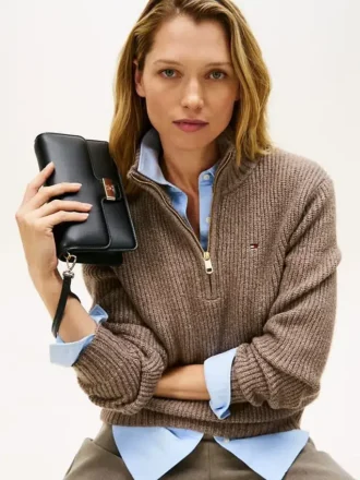 Monogramm-Verschluss, Clutch mit genarbter Klappe
