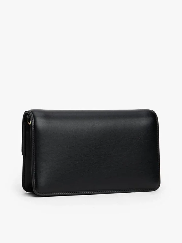 Monogramm-Verschluss, Clutch mit genarbter Klappe Monogramm-Verschluss, Clutch mit genarbter Klappe