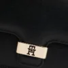 Monogramm-Verschluss, Clutch mit genarbter Klappe Monogramm-Verschluss, Clutch mit genarbter Klappe