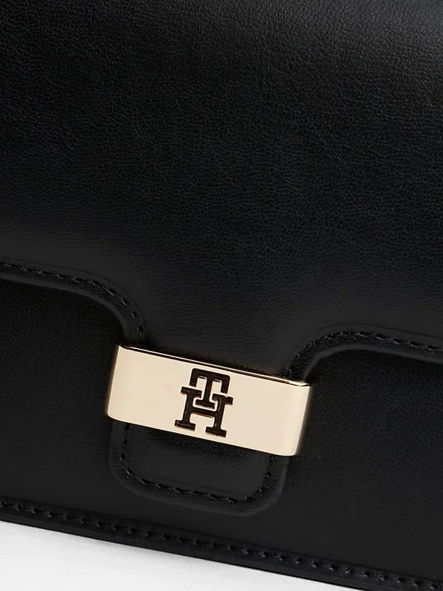 Monogramm-Verschluss, Clutch mit genarbter Klappe Monogramm-Verschluss, Clutch mit genarbter Klappe