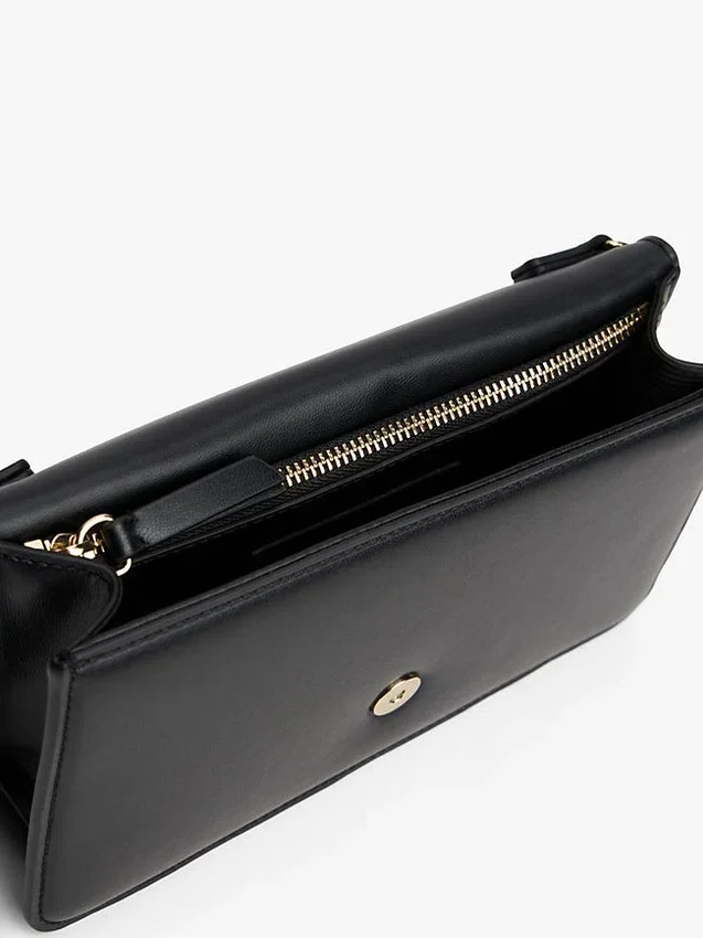 Monogramm-Verschluss, Clutch mit genarbter Klappe Monogramm-Verschluss, Clutch mit genarbter Klappe