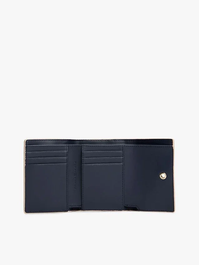 Monogramm-Verschluss, genarbte Dreifach-Geldbörse Monogramm-Verschluss, genarbte Dreifach-Geldbörse