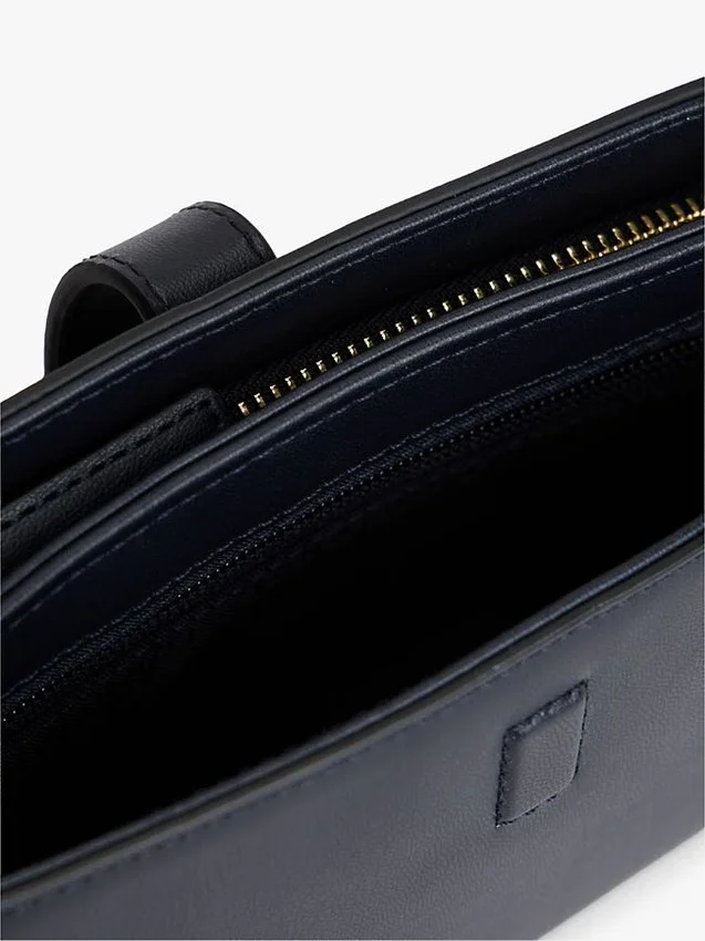 Polierte Monogramm-Umhängetasche mit Kette Polierte Monogramm-Umhängetasche mit Kette
