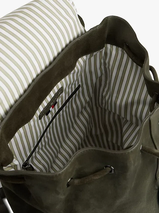 Rucksack mit Klappe aus Wildleder Rucksack mit Klappe aus Wildleder